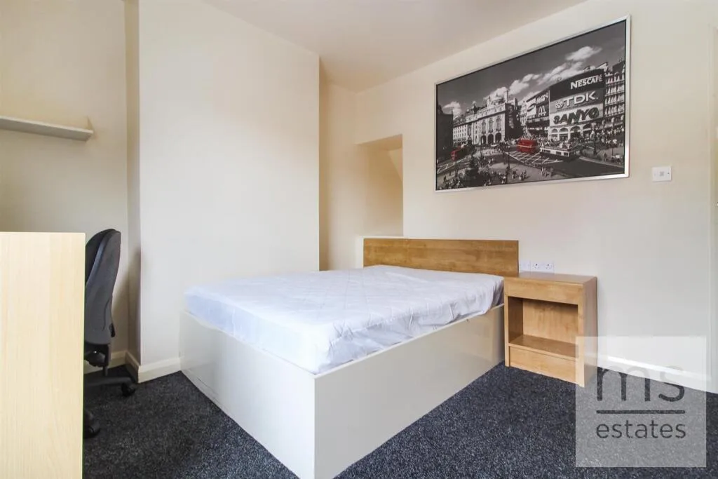 5 bedroom terraced house for rent