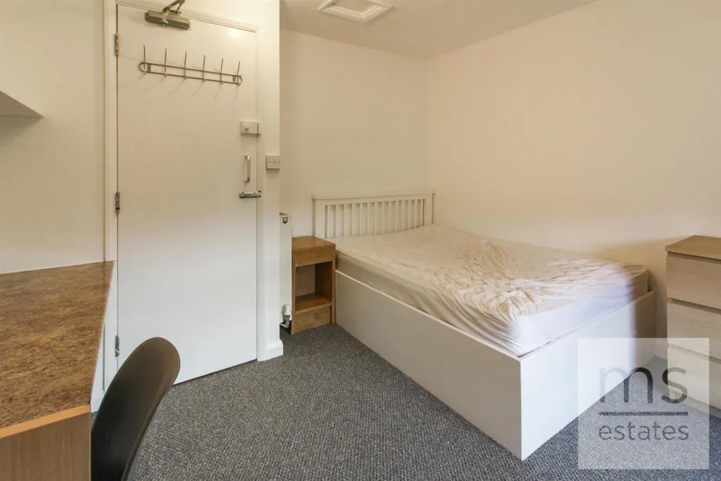 5 bedroom terraced house for rent