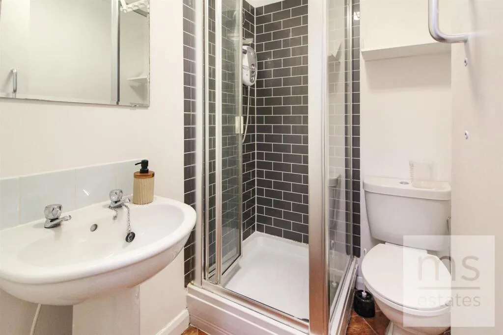 5 bedroom terraced house for rent