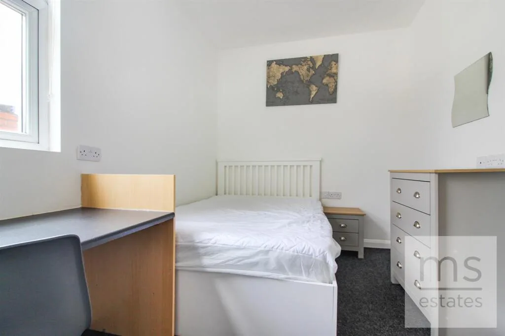 5 bedroom terraced house for rent