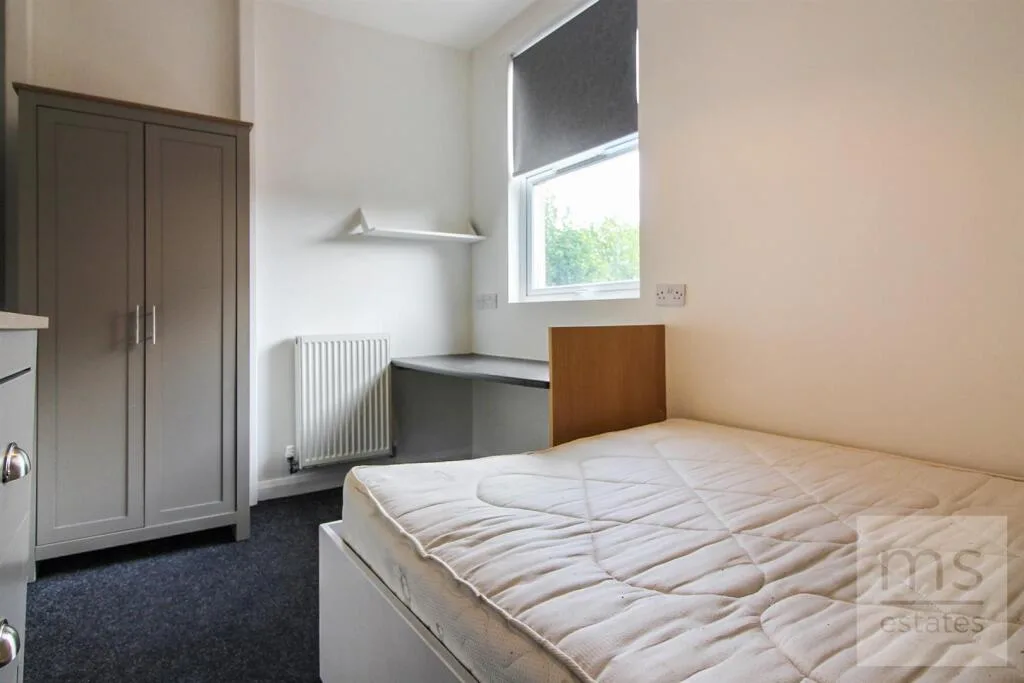 5 bedroom terraced house for rent