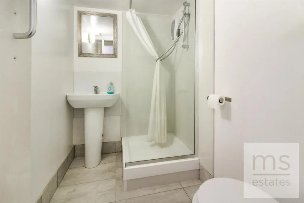5 bedroom terraced house for rent