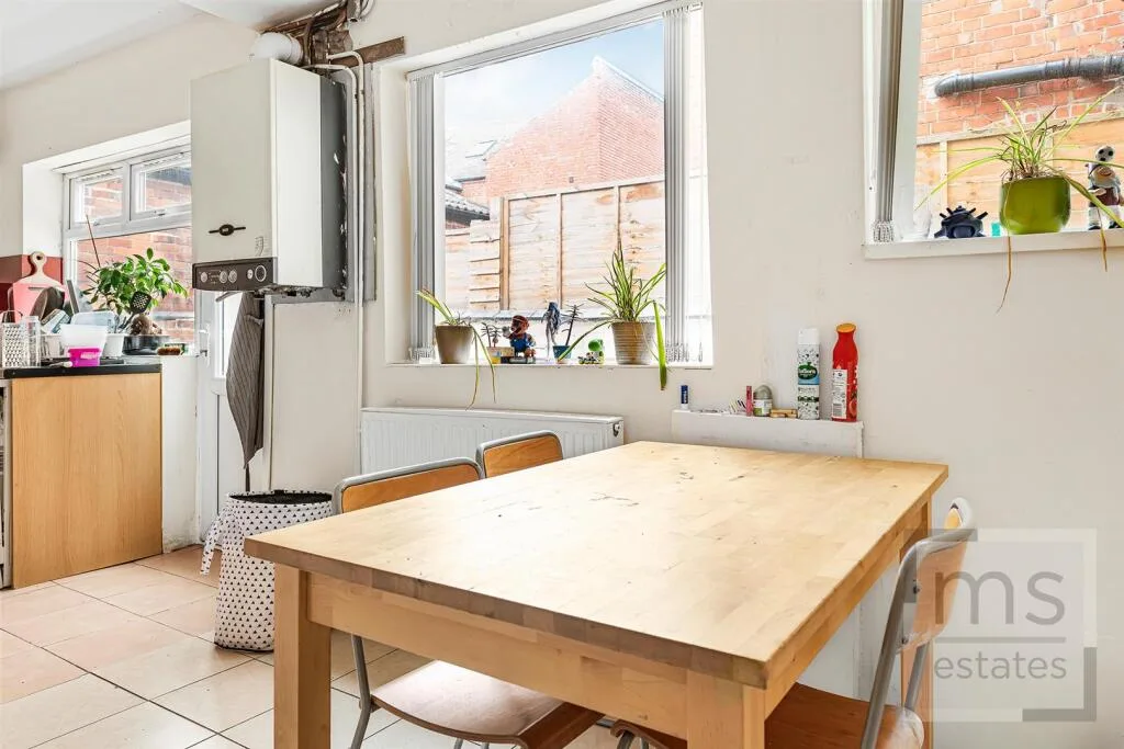 5 bedroom terraced house for rent