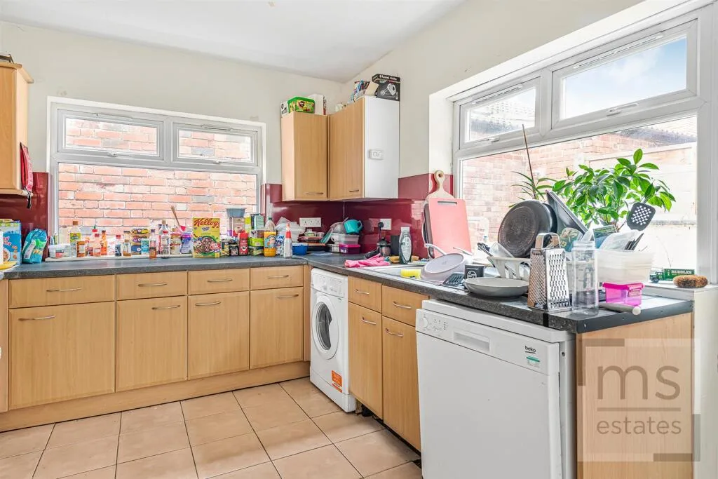 5 bedroom terraced house for rent