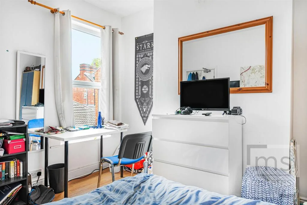 5 bedroom terraced house for rent