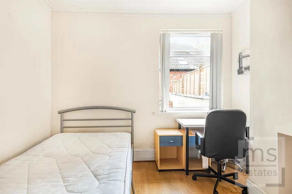5 bedroom terraced house for rent