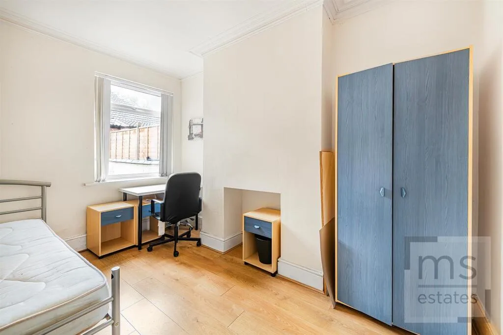5 bedroom terraced house for rent