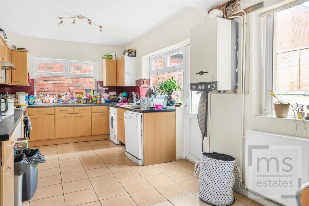 5 bedroom terraced house for rent