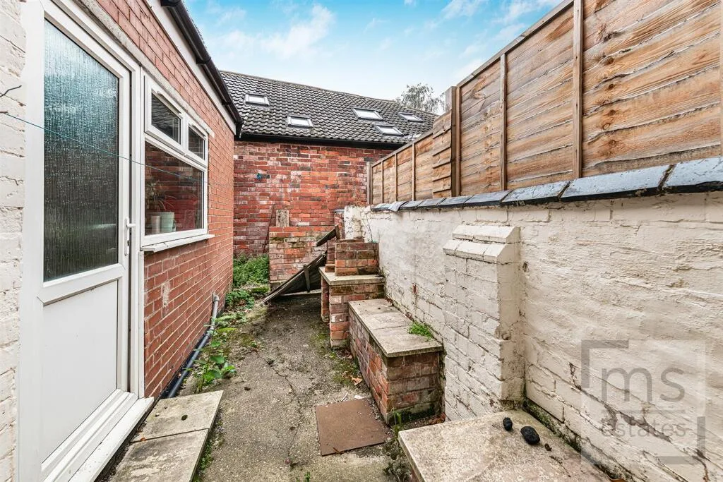 5 bedroom terraced house for rent
