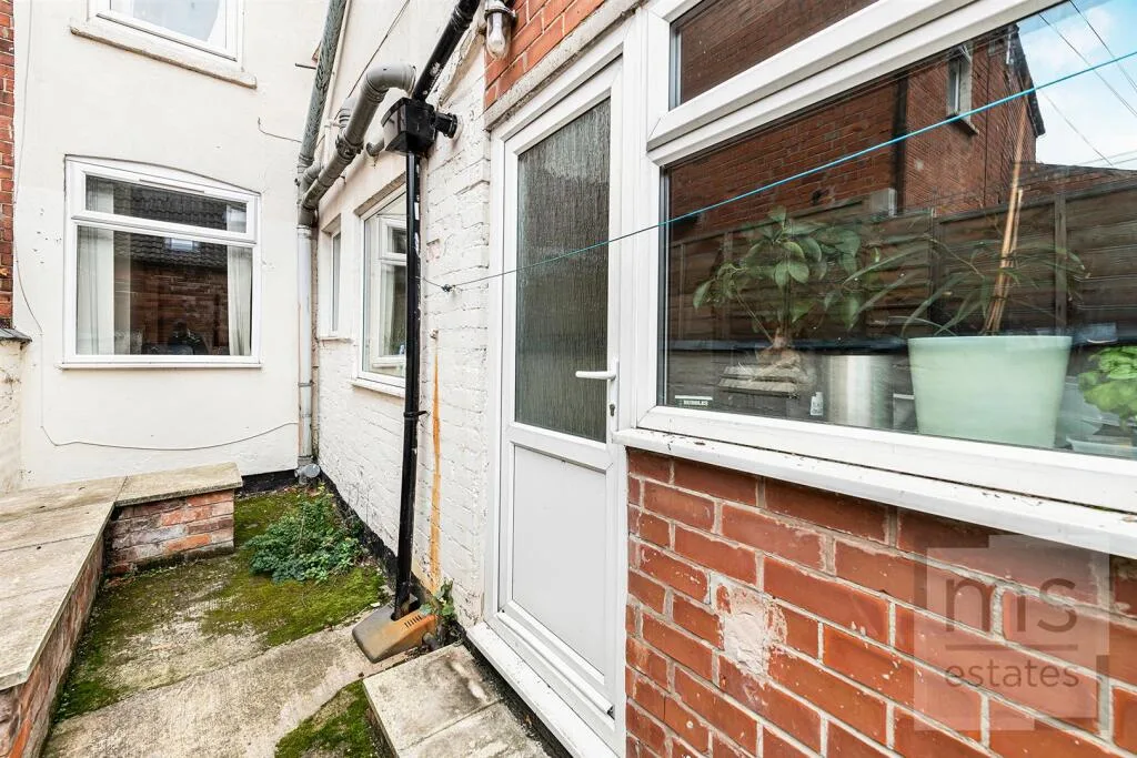 5 bedroom terraced house for rent