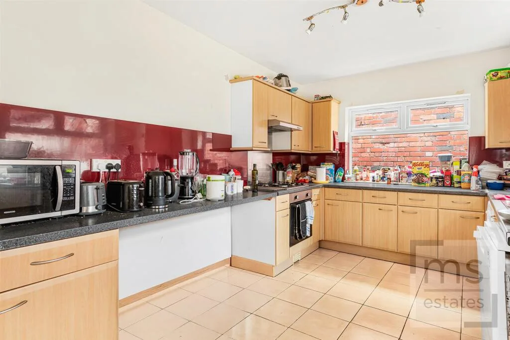 5 bedroom terraced house for rent