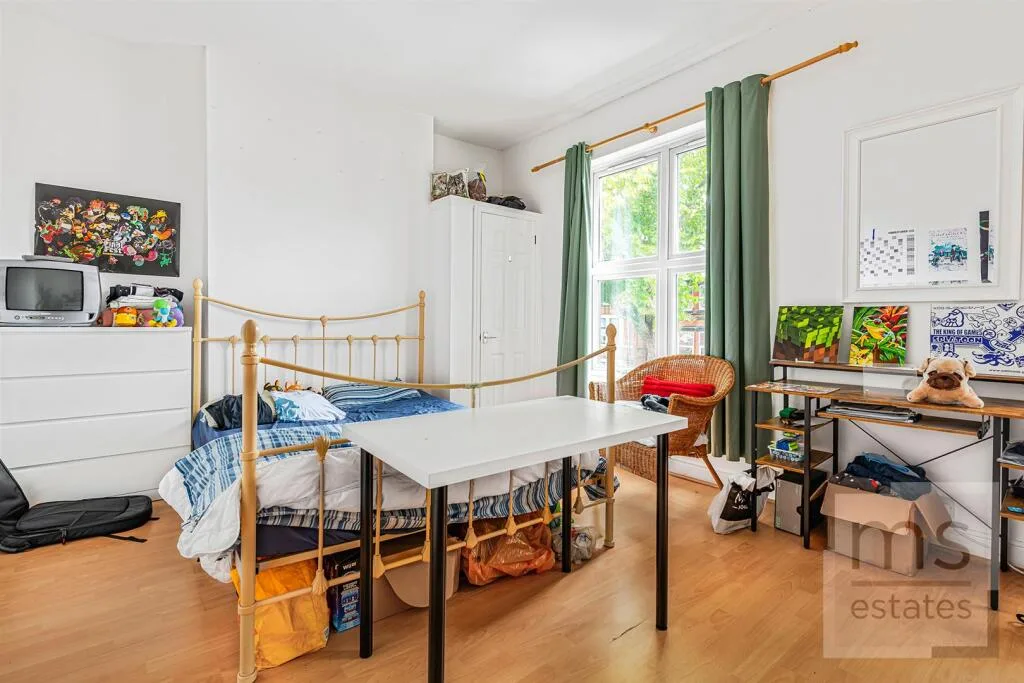 5 bedroom terraced house for rent