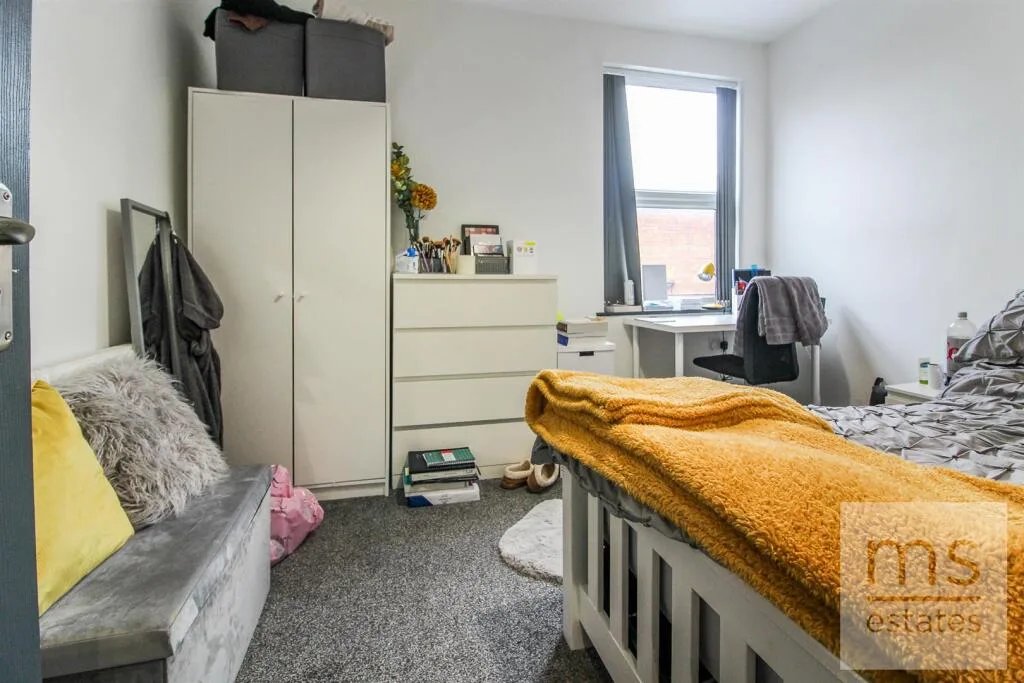 5 bedroom terraced house for rent