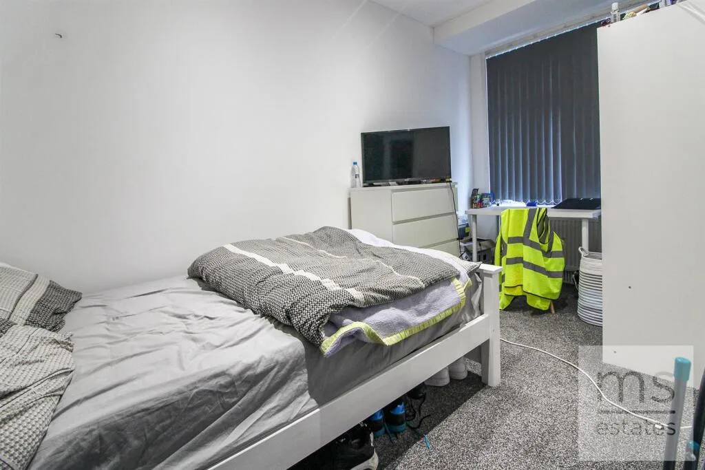 5 bedroom terraced house for rent