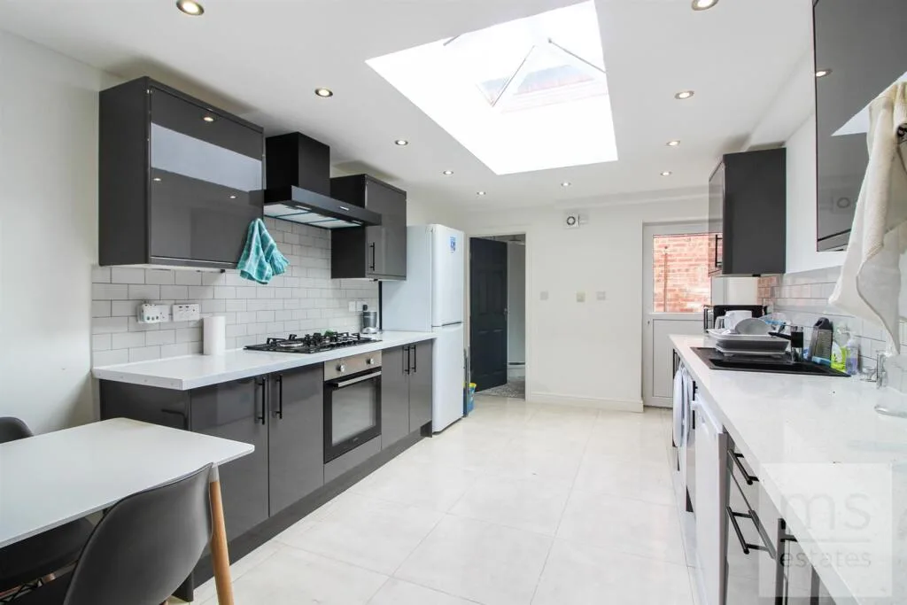 5 bedroom terraced house for rent