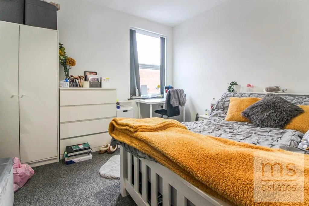 5 bedroom terraced house for rent