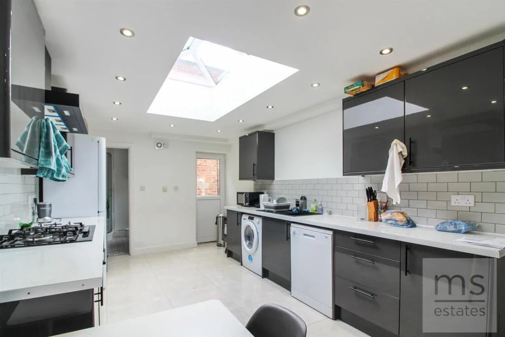 5 bedroom terraced house for rent
