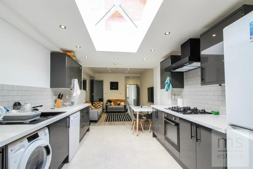 5 bedroom terraced house for rent