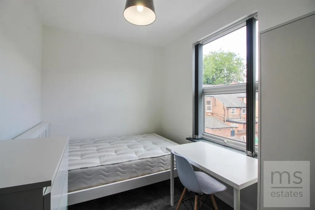 5 bedroom terraced house for rent