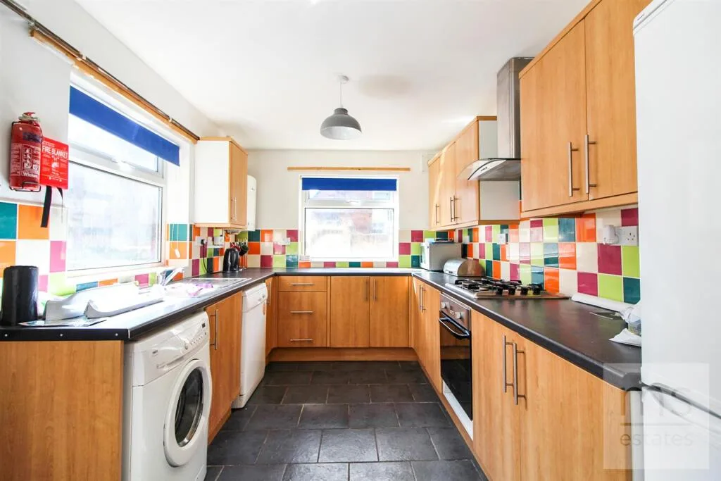5 bedroom semi-detached house for rent