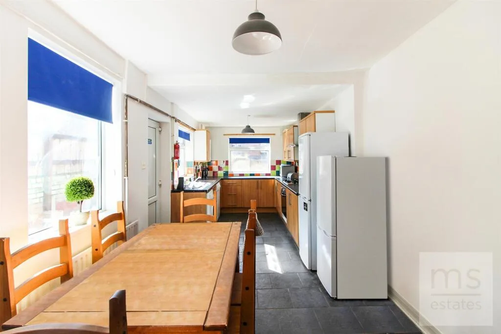 5 bedroom semi-detached house for rent