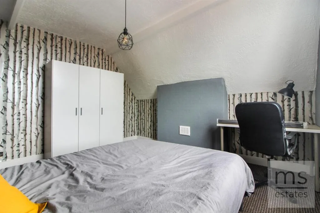 5 bedroom semi-detached house for rent