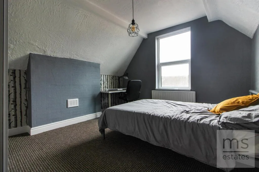5 bedroom semi-detached house for rent