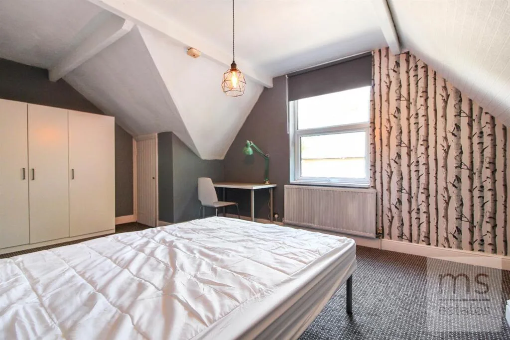 5 bedroom semi-detached house for rent