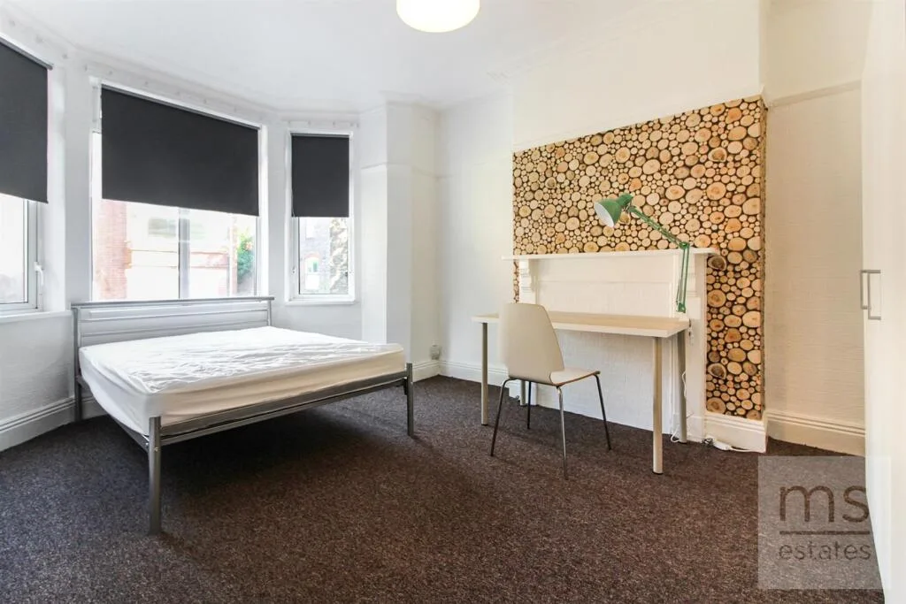 5 bedroom semi-detached house for rent