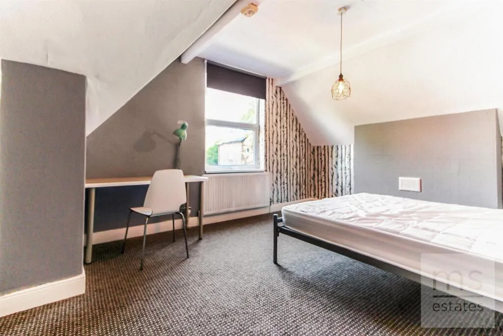 5 bedroom semi-detached house for rent