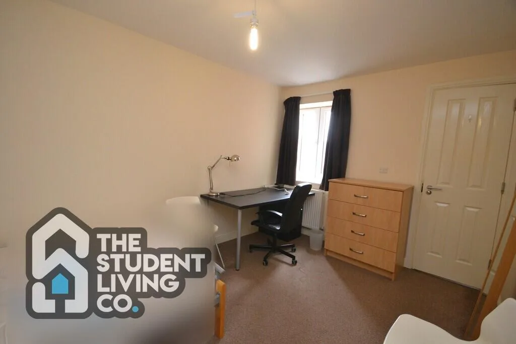 6 bedroom semi-detached house for rent