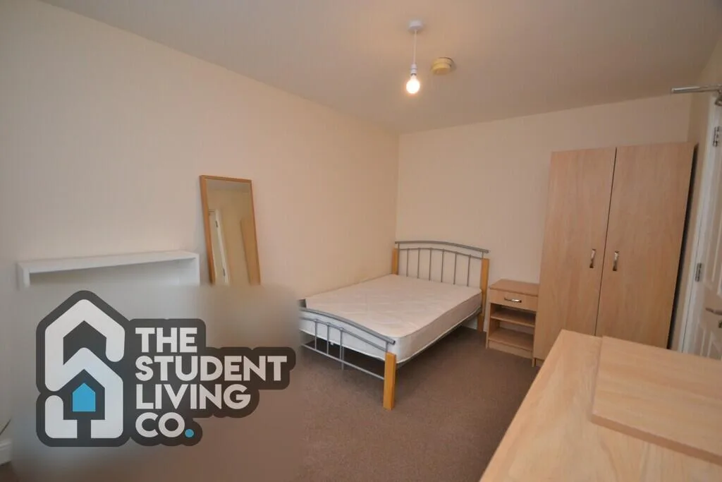 6 bedroom semi-detached house for rent