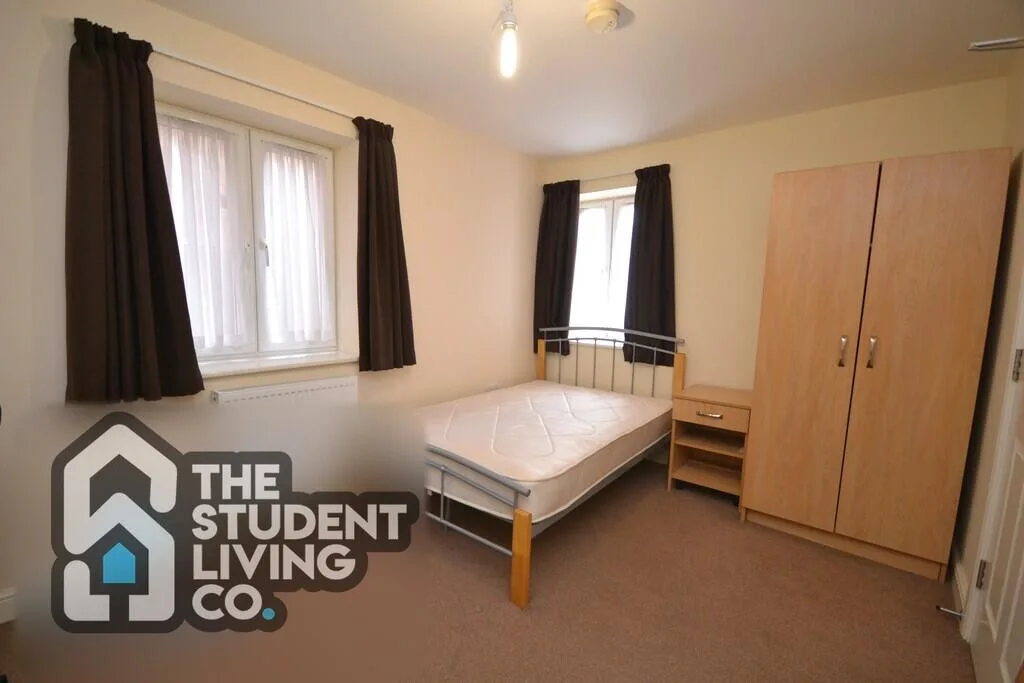 6 bedroom semi-detached house for rent