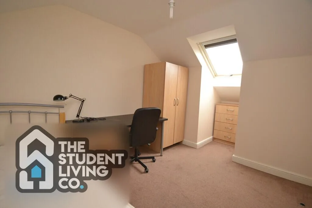 6 bedroom semi-detached house for rent
