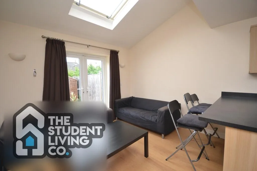 6 bedroom semi-detached house for rent