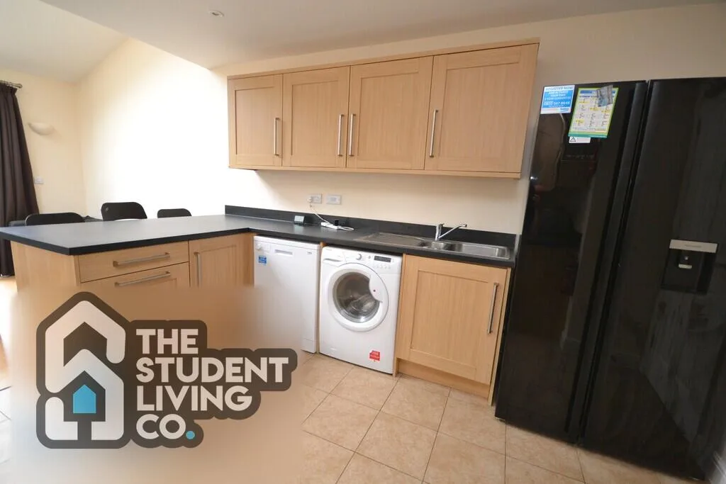6 bedroom semi-detached house for rent