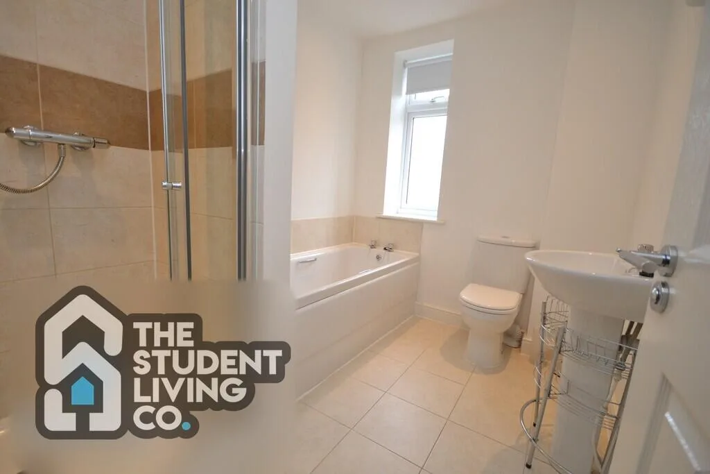 6 bedroom semi-detached house for rent