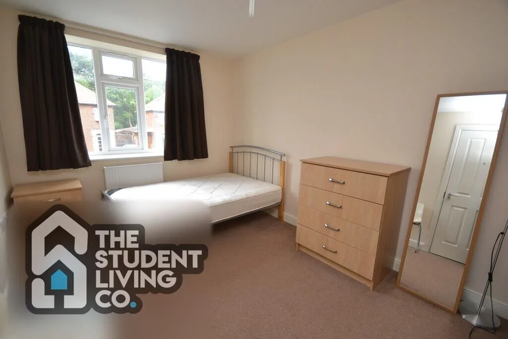 6 bedroom semi-detached house for rent