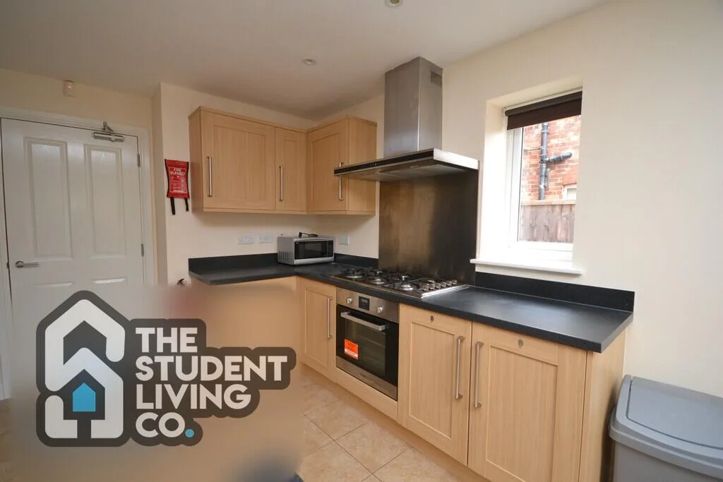 6 bedroom semi-detached house for rent