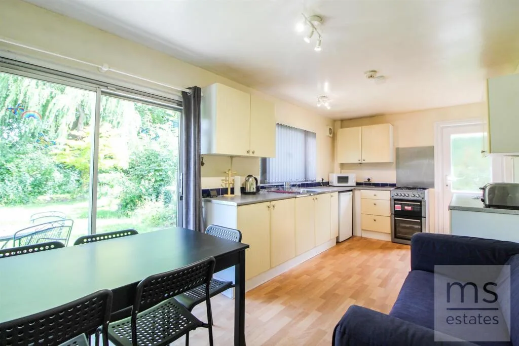 5 bedroom detached house for rent