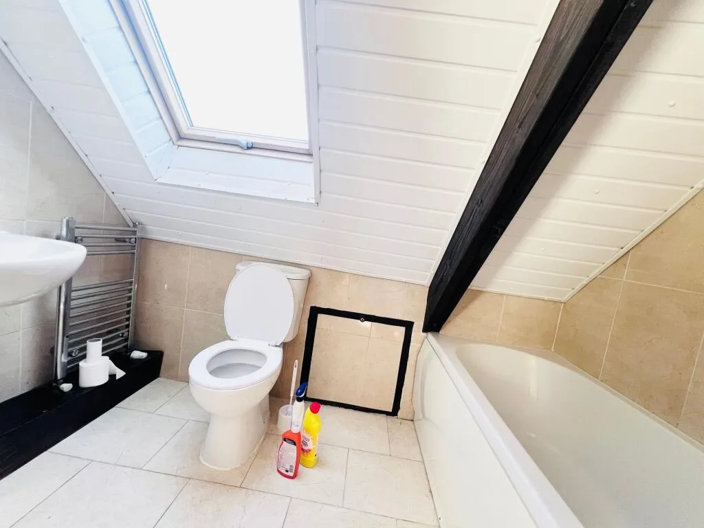 5 bedroom semi-detached bungalow for rent