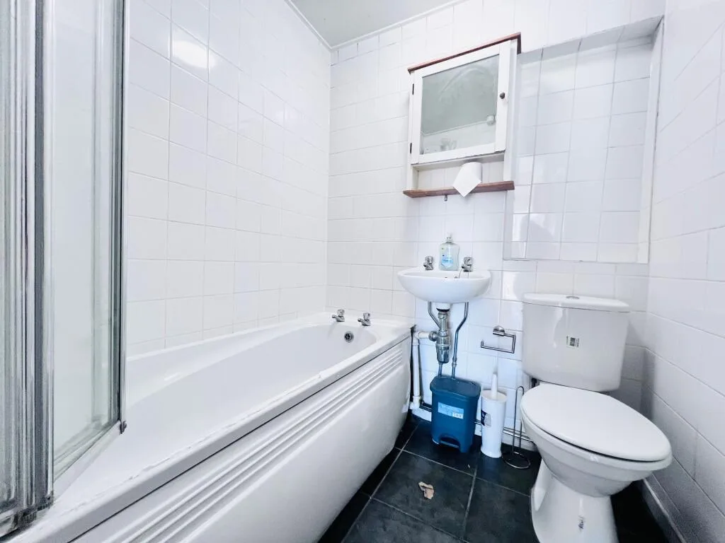 5 bedroom semi-detached bungalow for rent