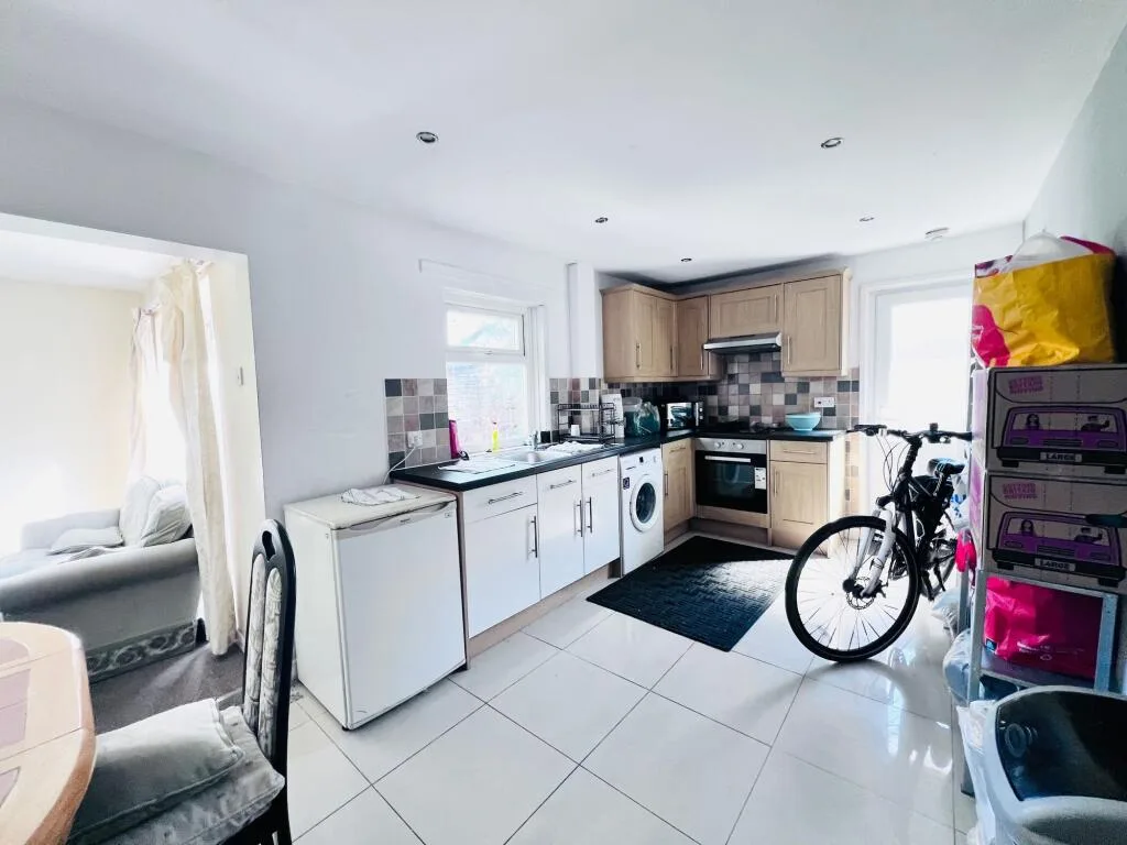 5 bedroom semi-detached bungalow for rent