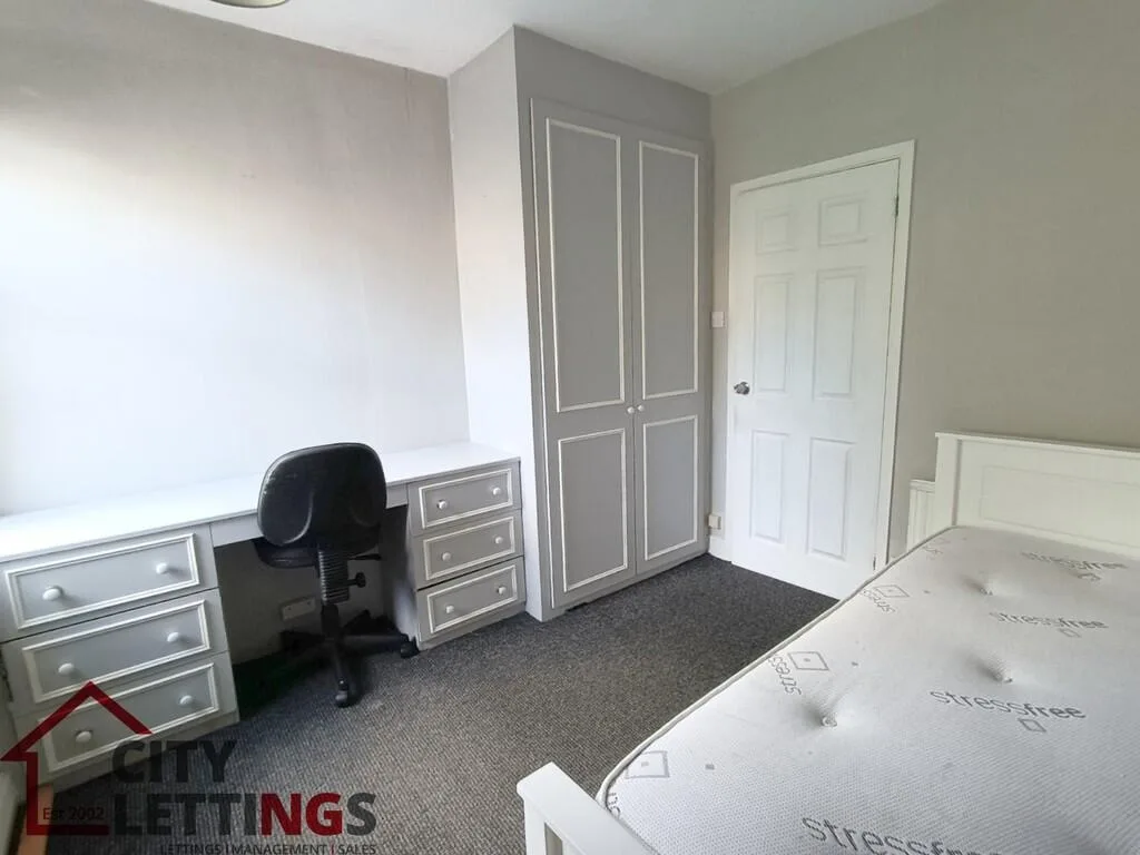 4 bedroom end of terrace house for rent