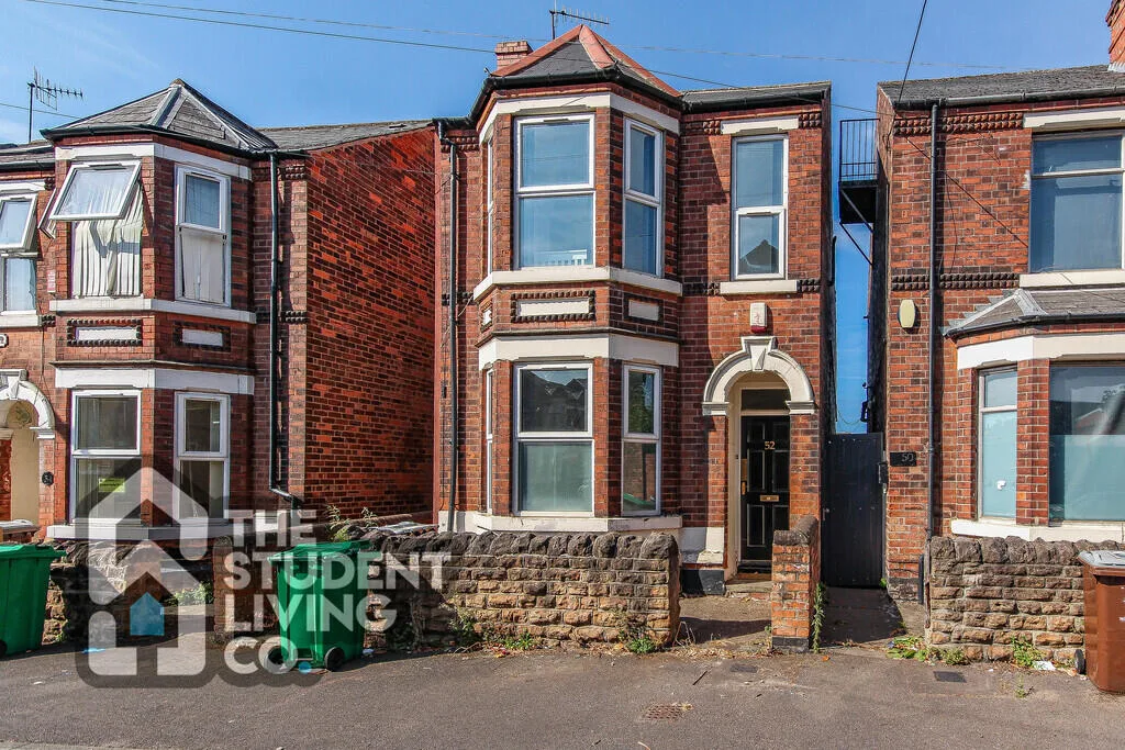 4 bedroom semi-detached house for rent