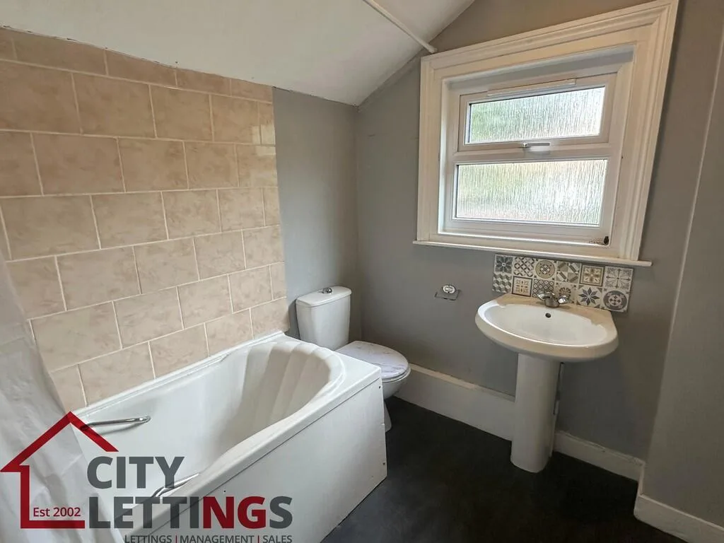 4 bedroom end of terrace house for rent