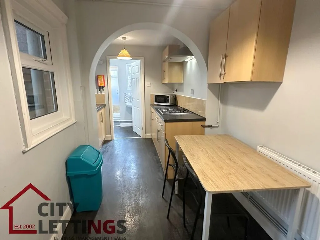 4 bedroom end of terrace house for rent