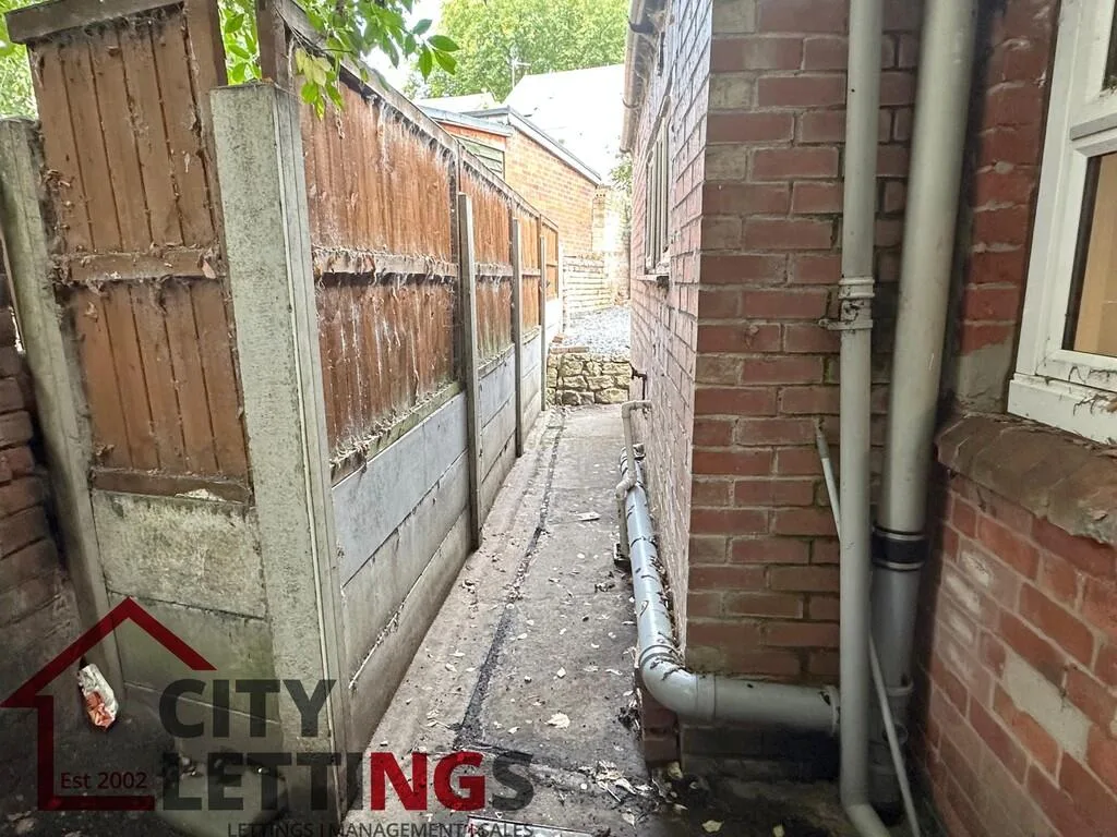 4 bedroom end of terrace house for rent