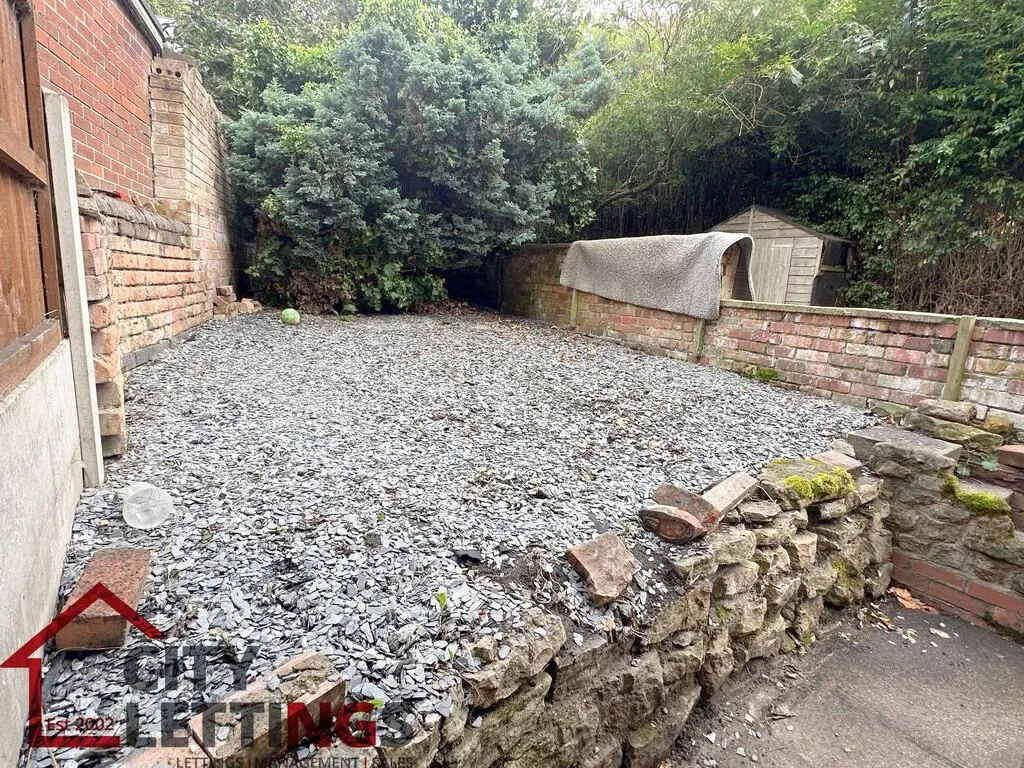 4 bedroom end of terrace house for rent