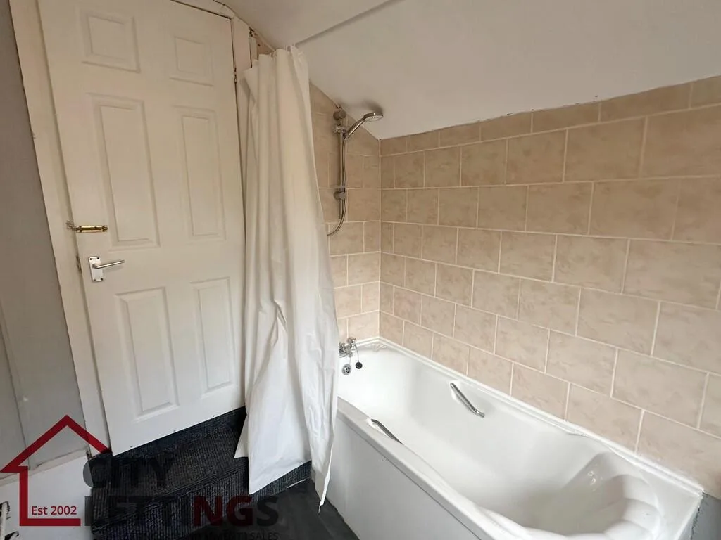 4 bedroom end of terrace house for rent